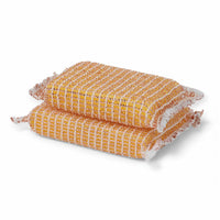 REDECKER(レデッカー)は、1935年にドイツ・フェルスマルトで創業された、天然素材を使用した高品質な生活道具を展開する老舗ブランドです。創業者フリーデル・レデッカー氏が視力を失ったことをきっかけに、手作業でブラシ製造を始めたことからスタートし、そのクラフトマンシップと品質へのこだわりは3世代にわたり継承されています。製品には天然木や植物繊維、動物毛などの自然素材が用いられ、環境に配慮したプラスチックフリーな暮らしを実現します。ナチュラルクリーニングやサステナブルなライフスタイルを志向する人々に人気があり、ドイツ製の確かな品質と伝統工芸品としての信頼性も評価されています。北欧風やミニマルな空間に調和する、美しく機能的なデザインも大きな魅力。REDECKERは、「クラフト」「デザイン」「品質」を大切にした、持続可能で丁寧な暮らしを支えるエコブランドとして、世界中で愛され続けています。