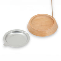 REDECKER(レデッカー)は、1935年にドイツ・フェルスマルトで創業された、天然素材を使用した高品質な生活道具を展開する老舗ブランドです。創業者フリーデル・レデッカー氏が視力を失ったことをきっかけに、手作業でブラシ製造を始めたことからスタートし、そのクラフトマンシップと品質へのこだわりは3世代にわたり継承されています。製品には天然木や植物繊維、動物毛などの自然素材が用いられ、環境に配慮したプラスチックフリーな暮らしを実現します。ナチュラルクリーニングやサステナブルなライフスタイルを志向する人々に人気があり、ドイツ製の確かな品質と伝統工芸品としての信頼性も評価されています。北欧風やミニマルな空間に調和する、美しく機能的なデザインも大きな魅力。REDECKERは、「クラフト」「デザイン」「品質」を大切にした、持続可能で丁寧な暮らしを支えるエコブランドとして、世界中で愛され続けています。