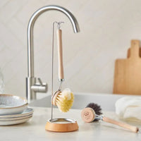 REDECKER(レデッカー)は、1935年にドイツ・フェルスマルトで創業された、天然素材を使用した高品質な生活道具を展開する老舗ブランドです。創業者フリーデル・レデッカー氏が視力を失ったことをきっかけに、手作業でブラシ製造を始めたことからスタートし、そのクラフトマンシップと品質へのこだわりは3世代にわたり継承されています。製品には天然木や植物繊維、動物毛などの自然素材が用いられ、環境に配慮したプラスチックフリーな暮らしを実現します。ナチュラルクリーニングやサステナブルなライフスタイルを志向する人々に人気があり、ドイツ製の確かな品質と伝統工芸品としての信頼性も評価されています。北欧風やミニマルな空間に調和する、美しく機能的なデザインも大きな魅力。REDECKERは、「クラフト」「デザイン」「品質」を大切にした、持続可能で丁寧な暮らしを支えるエコブランドとして、世界中で愛され続けています。