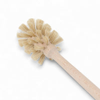 REDECKER(レデッカー)は、1935年にドイツ・フェルスマルトで創業された、天然素材を使用した高品質な生活道具を展開する老舗ブランドです。創業者フリーデル・レデッカー氏が視力を失ったことをきっかけに、手作業でブラシ製造を始めたことからスタートし、そのクラフトマンシップと品質へのこだわりは3世代にわたり継承されています。製品には天然木や植物繊維、動物毛などの自然素材が用いられ、環境に配慮したプラスチックフリーな暮らしを実現します。ナチュラルクリーニングやサステナブルなライフスタイルを志向する人々に人気があり、ドイツ製の確かな品質と伝統工芸品としての信頼性も評価されています。北欧風やミニマルな空間に調和する、美しく機能的なデザインも大きな魅力。REDECKERは、「クラフト」「デザイン」「品質」を大切にした、持続可能で丁寧な暮らしを支えるエコブランドとして、世界中で愛され続けています。