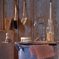 REDECKER(レデッカー)は、1935年にドイツ・フェルスマルトで創業された、天然素材を使用した高品質な生活道具を展開する老舗ブランドです。創業者フリーデル・レデッカー氏が視力を失ったことをきっかけに、手作業でブラシ製造を始めたことからスタートし、そのクラフトマンシップと品質へのこだわりは3世代にわたり継承されています。製品には天然木や植物繊維、動物毛などの自然素材が用いられ、環境に配慮したプラスチックフリーな暮らしを実現します。ナチュラルクリーニングやサステナブルなライフスタイルを志向する人々に人気があり、ドイツ製の確かな品質と伝統工芸品としての信頼性も評価されています。北欧風やミニマルな空間に調和する、美しく機能的なデザインも大きな魅力。REDECKERは、「クラフト」「デザイン」「品質」を大切にした、持続可能で丁寧な暮らしを支えるエコブランドとして、世界中で愛され続けています。