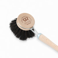 REDECKER(レデッカー)は、1935年にドイツ・フェルスマルトで創業された、天然素材を使用した高品質な生活道具を展開する老舗ブランドです。創業者フリーデル・レデッカー氏が視力を失ったことをきっかけに、手作業でブラシ製造を始めたことからスタートし、そのクラフトマンシップと品質へのこだわりは3世代にわたり継承されています。製品には天然木や植物繊維、動物毛などの自然素材が用いられ、環境に配慮したプラスチックフリーな暮らしを実現します。ナチュラルクリーニングやサステナブルなライフスタイルを志向する人々に人気があり、ドイツ製の確かな品質と伝統工芸品としての信頼性も評価されています。北欧風やミニマルな空間に調和する、美しく機能的なデザインも大きな魅力。REDECKERは、「クラフト」「デザイン」「品質」を大切にした、持続可能で丁寧な暮らしを支えるエコブランドとして、世界中で愛され続けています。