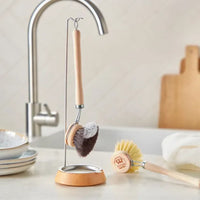 REDECKER(レデッカー)は、1935年にドイツ・フェルスマルトで創業された、天然素材を使用した高品質な生活道具を展開する老舗ブランドです。創業者フリーデル・レデッカー氏が視力を失ったことをきっかけに、手作業でブラシ製造を始めたことからスタートし、そのクラフトマンシップと品質へのこだわりは3世代にわたり継承されています。製品には天然木や植物繊維、動物毛などの自然素材が用いられ、環境に配慮したプラスチックフリーな暮らしを実現します。ナチュラルクリーニングやサステナブルなライフスタイルを志向する人々に人気があり、ドイツ製の確かな品質と伝統工芸品としての信頼性も評価されています。北欧風やミニマルな空間に調和する、美しく機能的なデザインも大きな魅力。REDECKERは、「クラフト」「デザイン」「品質」を大切にした、持続可能で丁寧な暮らしを支えるエコブランドとして、世界中で愛され続けています。