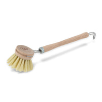 REDECKER(レデッカー)は、1935年にドイツ・フェルスマルトで創業された、天然素材を使用した高品質な生活道具を展開する老舗ブランドです。創業者フリーデル・レデッカー氏が視力を失ったことをきっかけに、手作業でブラシ製造を始めたことからスタートし、そのクラフトマンシップと品質へのこだわりは3世代にわたり継承されています。製品には天然木や植物繊維、動物毛などの自然素材が用いられ、環境に配慮したプラスチックフリーな暮らしを実現します。ナチュラルクリーニングやサステナブルなライフスタイルを志向する人々に人気があり、ドイツ製の確かな品質と伝統工芸品としての信頼性も評価されています。北欧風やミニマルな空間に調和する、美しく機能的なデザインも大きな魅力。REDECKERは、「クラフト」「デザイン」「品質」を大切にした、持続可能で丁寧な暮らしを支えるエコブランドとして、世界中で愛され続けています。