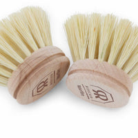 REDECKER(レデッカー)は、1935年にドイツ・フェルスマルトで創業された、天然素材を使用した高品質な生活道具を展開する老舗ブランドです。創業者フリーデル・レデッカー氏が視力を失ったことをきっかけに、手作業でブラシ製造を始めたことからスタートし、そのクラフトマンシップと品質へのこだわりは3世代にわたり継承されています。製品には天然木や植物繊維、動物毛などの自然素材が用いられ、環境に配慮したプラスチックフリーな暮らしを実現します。ナチュラルクリーニングやサステナブルなライフスタイルを志向する人々に人気があり、ドイツ製の確かな品質と伝統工芸品としての信頼性も評価されています。北欧風やミニマルな空間に調和する、美しく機能的なデザインも大きな魅力。REDECKERは、「クラフト」「デザイン」「品質」を大切にした、持続可能で丁寧な暮らしを支えるエコブランドとして、世界中で愛され続けています。