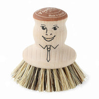 REDECKER(レデッカー)は、1935年にドイツ・フェルスマルトで創業された、天然素材を使用した高品質な生活道具を展開する老舗ブランドです。創業者フリーデル・レデッカー氏が視力を失ったことをきっかけに、手作業でブラシ製造を始めたことからスタートし、そのクラフトマンシップと品質へのこだわりは3世代にわたり継承されています。製品には天然木や植物繊維、動物毛などの自然素材が用いられ、環境に配慮したプラスチックフリーな暮らしを実現します。ナチュラルクリーニングやサステナブルなライフスタイルを志向する人々に人気があり、ドイツ製の確かな品質と伝統工芸品としての信頼性も評価されています。北欧風やミニマルな空間に調和する、美しく機能的なデザインも大きな魅力。REDECKERは、「クラフト」「デザイン」「品質」を大切にした、持続可能で丁寧な暮らしを支えるエコブランドとして、世界中で愛され続けています。