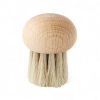 REDECKER(レデッカー)は、1935年にドイツ・フェルスマルトで創業された、天然素材を使用した高品質な生活道具を展開する老舗ブランドです。創業者フリーデル・レデッカー氏が視力を失ったことをきっかけに、手作業でブラシ製造を始めたことからスタートし、そのクラフトマンシップと品質へのこだわりは3世代にわたり継承されています。製品には天然木や植物繊維、動物毛などの自然素材が用いられ、環境に配慮したプラスチックフリーな暮らしを実現します。ナチュラルクリーニングやサステナブルなライフスタイルを志向する人々に人気があり、ドイツ製の確かな品質と伝統工芸品としての信頼性も評価されています。北欧風やミニマルな空間に調和する、美しく機能的なデザインも大きな魅力。REDECKERは、「クラフト」「デザイン」「品質」を大切にした、持続可能で丁寧な暮らしを支えるエコブランドとして、世界中で愛され続けています。