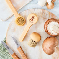 REDECKER(レデッカー)は、1935年にドイツ・フェルスマルトで創業された、天然素材を使用した高品質な生活道具を展開する老舗ブランドです。創業者フリーデル・レデッカー氏が視力を失ったことをきっかけに、手作業でブラシ製造を始めたことからスタートし、そのクラフトマンシップと品質へのこだわりは3世代にわたり継承されています。製品には天然木や植物繊維、動物毛などの自然素材が用いられ、環境に配慮したプラスチックフリーな暮らしを実現します。ナチュラルクリーニングやサステナブルなライフスタイルを志向する人々に人気があり、ドイツ製の確かな品質と伝統工芸品としての信頼性も評価されています。北欧風やミニマルな空間に調和する、美しく機能的なデザインも大きな魅力。REDECKERは、「クラフト」「デザイン」「品質」を大切にした、持続可能で丁寧な暮らしを支えるエコブランドとして、世界中で愛され続けています。