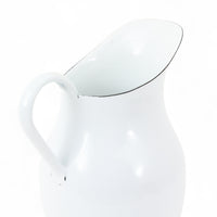 REDECKER(レデッカー)は、1935年にドイツ・フェルスマルトで創業された、天然素材を使用した高品質な生活道具を展開する老舗ブランドです。創業者フリーデル・レデッカー氏が視力を失ったことをきっかけに、手作業でブラシ製造を始めたことからスタートし、そのクラフトマンシップと品質へのこだわりは3世代にわたり継承されています。製品には天然木や植物繊維、動物毛などの自然素材が用いられ、環境に配慮したプラスチックフリーな暮らしを実現します。ナチュラルクリーニングやサステナブルなライフスタイルを志向する人々に人気があり、ドイツ製の確かな品質と伝統工芸品としての信頼性も評価されています。北欧風やミニマルな空間に調和する、美しく機能的なデザインも大きな魅力。REDECKERは、「クラフト」「デザイン」「品質」を大切にした、持続可能で丁寧な暮らしを支えるエコブランドとして、世界中で愛され続けています。