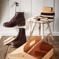 REDECKER(レデッカー)は、1935年にドイツ・フェルスマルトで創業された、天然素材を使用した高品質な生活道具を展開する老舗ブランドです。創業者フリーデル・レデッカー氏が視力を失ったことをきっかけに、手作業でブラシ製造を始めたことからスタートし、そのクラフトマンシップと品質へのこだわりは3世代にわたり継承されています。製品には天然木や植物繊維、動物毛などの自然素材が用いられ、環境に配慮したプラスチックフリーな暮らしを実現します。ナチュラルクリーニングやサステナブルなライフスタイルを志向する人々に人気があり、ドイツ製の確かな品質と伝統工芸品としての信頼性も評価されています。北欧風やミニマルな空間に調和する、美しく機能的なデザインも大きな魅力。REDECKERは、「クラフト」「デザイン」「品質」を大切にした、持続可能で丁寧な暮らしを支えるエコブランドとして、世界中で愛され続けています。