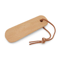 REDECKER(レデッカー)は、1935年にドイツ・フェルスマルトで創業された、天然素材を使用した高品質な生活道具を展開する老舗ブランドです。創業者フリーデル・レデッカー氏が視力を失ったことをきっかけに、手作業でブラシ製造を始めたことからスタートし、そのクラフトマンシップと品質へのこだわりは3世代にわたり継承されています。製品には天然木や植物繊維、動物毛などの自然素材が用いられ、環境に配慮したプラスチックフリーな暮らしを実現します。ナチュラルクリーニングやサステナブルなライフスタイルを志向する人々に人気があり、ドイツ製の確かな品質と伝統工芸品としての信頼性も評価されています。北欧風やミニマルな空間に調和する、美しく機能的なデザインも大きな魅力。REDECKERは、「クラフト」「デザイン」「品質」を大切にした、持続可能で丁寧な暮らしを支えるエコブランドとして、世界中で愛され続けています。