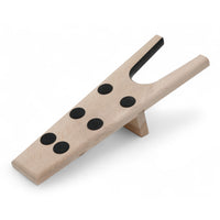 REDECKER(レデッカー)は、1935年にドイツ・フェルスマルトで創業された、天然素材を使用した高品質な生活道具を展開する老舗ブランドです。創業者フリーデル・レデッカー氏が視力を失ったことをきっかけに、手作業でブラシ製造を始めたことからスタートし、そのクラフトマンシップと品質へのこだわりは3世代にわたり継承されています。製品には天然木や植物繊維、動物毛などの自然素材が用いられ、環境に配慮したプラスチックフリーな暮らしを実現します。ナチュラルクリーニングやサステナブルなライフスタイルを志向する人々に人気があり、ドイツ製の確かな品質と伝統工芸品としての信頼性も評価されています。北欧風やミニマルな空間に調和する、美しく機能的なデザインも大きな魅力。REDECKERは、「クラフト」「デザイン」「品質」を大切にした、持続可能で丁寧な暮らしを支えるエコブランドとして、世界中で愛され続けています。