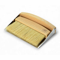 REDECKER(レデッカー)は、1935年にドイツ・フェルスマルトで創業された、天然素材を使用した高品質な生活道具を展開する老舗ブランドです。創業者フリーデル・レデッカー氏が視力を失ったことをきっかけに、手作業でブラシ製造を始めたことからスタートし、そのクラフトマンシップと品質へのこだわりは3世代にわたり継承されています。製品には天然木や植物繊維、動物毛などの自然素材が用いられ、環境に配慮したプラスチックフリーな暮らしを実現します。ナチュラルクリーニングやサステナブルなライフスタイルを志向する人々に人気があり、ドイツ製の確かな品質と伝統工芸品としての信頼性も評価されています。北欧風やミニマルな空間に調和する、美しく機能的なデザインも大きな魅力。REDECKERは、「クラフト」「デザイン」「品質」を大切にした、持続可能で丁寧な暮らしを支えるエコブランドとして、世界中で愛され続けています。