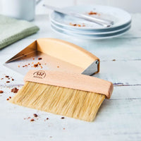 REDECKER(レデッカー)は、1935年にドイツ・フェルスマルトで創業された、天然素材を使用した高品質な生活道具を展開する老舗ブランドです。創業者フリーデル・レデッカー氏が視力を失ったことをきっかけに、手作業でブラシ製造を始めたことからスタートし、そのクラフトマンシップと品質へのこだわりは3世代にわたり継承されています。製品には天然木や植物繊維、動物毛などの自然素材が用いられ、環境に配慮したプラスチックフリーな暮らしを実現します。ナチュラルクリーニングやサステナブルなライフスタイルを志向する人々に人気があり、ドイツ製の確かな品質と伝統工芸品としての信頼性も評価されています。北欧風やミニマルな空間に調和する、美しく機能的なデザインも大きな魅力。REDECKERは、「クラフト」「デザイン」「品質」を大切にした、持続可能で丁寧な暮らしを支えるエコブランドとして、世界中で愛され続けています。