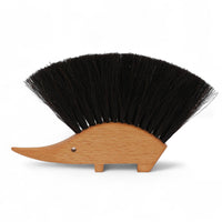 REDECKER(レデッカー)は、1935年にドイツ・フェルスマルトで創業された、天然素材を使用した高品質な生活道具を展開する老舗ブランドです。創業者フリーデル・レデッカー氏が視力を失ったことをきっかけに、手作業でブラシ製造を始めたことからスタートし、そのクラフトマンシップと品質へのこだわりは3世代にわたり継承されています。製品には天然木や植物繊維、動物毛などの自然素材が用いられ、環境に配慮したプラスチックフリーな暮らしを実現します。ナチュラルクリーニングやサステナブルなライフスタイルを志向する人々に人気があり、ドイツ製の確かな品質と伝統工芸品としての信頼性も評価されています。北欧風やミニマルな空間に調和する、美しく機能的なデザインも大きな魅力。REDECKERは、「クラフト」「デザイン」「品質」を大切にした、持続可能で丁寧な暮らしを支えるエコブランドとして、世界中で愛され続けています。