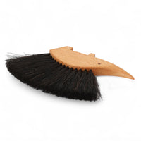 REDECKER(レデッカー)は、1935年にドイツ・フェルスマルトで創業された、天然素材を使用した高品質な生活道具を展開する老舗ブランドです。創業者フリーデル・レデッカー氏が視力を失ったことをきっかけに、手作業でブラシ製造を始めたことからスタートし、そのクラフトマンシップと品質へのこだわりは3世代にわたり継承されています。製品には天然木や植物繊維、動物毛などの自然素材が用いられ、環境に配慮したプラスチックフリーな暮らしを実現します。ナチュラルクリーニングやサステナブルなライフスタイルを志向する人々に人気があり、ドイツ製の確かな品質と伝統工芸品としての信頼性も評価されています。北欧風やミニマルな空間に調和する、美しく機能的なデザインも大きな魅力。REDECKERは、「クラフト」「デザイン」「品質」を大切にした、持続可能で丁寧な暮らしを支えるエコブランドとして、世界中で愛され続けています。