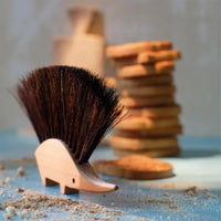 REDECKER(レデッカー)は、1935年にドイツ・フェルスマルトで創業された、天然素材を使用した高品質な生活道具を展開する老舗ブランドです。創業者フリーデル・レデッカー氏が視力を失ったことをきっかけに、手作業でブラシ製造を始めたことからスタートし、そのクラフトマンシップと品質へのこだわりは3世代にわたり継承されています。製品には天然木や植物繊維、動物毛などの自然素材が用いられ、環境に配慮したプラスチックフリーな暮らしを実現します。ナチュラルクリーニングやサステナブルなライフスタイルを志向する人々に人気があり、ドイツ製の確かな品質と伝統工芸品としての信頼性も評価されています。北欧風やミニマルな空間に調和する、美しく機能的なデザインも大きな魅力。REDECKERは、「クラフト」「デザイン」「品質」を大切にした、持続可能で丁寧な暮らしを支えるエコブランドとして、世界中で愛され続けています。