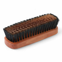 REDECKER(レデッカー)は、1935年にドイツ・フェルスマルトで創業された、天然素材を使用した高品質な生活道具を展開する老舗ブランドです。創業者フリーデル・レデッカー氏が視力を失ったことをきっかけに、手作業でブラシ製造を始めたことからスタートし、そのクラフトマンシップと品質へのこだわりは3世代にわたり継承されています。製品には天然木や植物繊維、動物毛などの自然素材が用いられ、環境に配慮したプラスチックフリーな暮らしを実現します。ナチュラルクリーニングやサステナブルなライフスタイルを志向する人々に人気があり、ドイツ製の確かな品質と伝統工芸品としての信頼性も評価されています。北欧風やミニマルな空間に調和する、美しく機能的なデザインも大きな魅力。REDECKERは、「クラフト」「デザイン」「品質」を大切にした、持続可能で丁寧な暮らしを支えるエコブランドとして、世界中で愛され続けています。