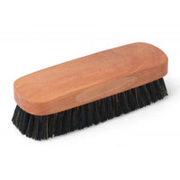 REDECKER(レデッカー)は、1935年にドイツ・フェルスマルトで創業された、天然素材を使用した高品質な生活道具を展開する老舗ブランドです。創業者フリーデル・レデッカー氏が視力を失ったことをきっかけに、手作業でブラシ製造を始めたことからスタートし、そのクラフトマンシップと品質へのこだわりは3世代にわたり継承されています。製品には天然木や植物繊維、動物毛などの自然素材が用いられ、環境に配慮したプラスチックフリーな暮らしを実現します。ナチュラルクリーニングやサステナブルなライフスタイルを志向する人々に人気があり、ドイツ製の確かな品質と伝統工芸品としての信頼性も評価されています。北欧風やミニマルな空間に調和する、美しく機能的なデザインも大きな魅力。REDECKERは、「クラフト」「デザイン」「品質」を大切にした、持続可能で丁寧な暮らしを支えるエコブランドとして、世界中で愛され続けています。