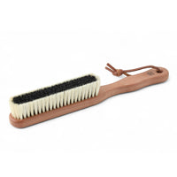 REDECKER(レデッカー)は、1935年にドイツ・フェルスマルトで創業された、天然素材を使用した高品質な生活道具を展開する老舗ブランドです。創業者フリーデル・レデッカー氏が視力を失ったことをきっかけに、手作業でブラシ製造を始めたことからスタートし、そのクラフトマンシップと品質へのこだわりは3世代にわたり継承されています。製品には天然木や植物繊維、動物毛などの自然素材が用いられ、環境に配慮したプラスチックフリーな暮らしを実現します。ナチュラルクリーニングやサステナブルなライフスタイルを志向する人々に人気があり、ドイツ製の確かな品質と伝統工芸品としての信頼性も評価されています。北欧風やミニマルな空間に調和する、美しく機能的なデザインも大きな魅力。REDECKERは、「クラフト」「デザイン」「品質」を大切にした、持続可能で丁寧な暮らしを支えるエコブランドとして、世界中で愛され続けています。