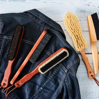 REDECKER(レデッカー)は、1935年にドイツ・フェルスマルトで創業された、天然素材を使用した高品質な生活道具を展開する老舗ブランドです。創業者フリーデル・レデッカー氏が視力を失ったことをきっかけに、手作業でブラシ製造を始めたことからスタートし、そのクラフトマンシップと品質へのこだわりは3世代にわたり継承されています。製品には天然木や植物繊維、動物毛などの自然素材が用いられ、環境に配慮したプラスチックフリーな暮らしを実現します。ナチュラルクリーニングやサステナブルなライフスタイルを志向する人々に人気があり、ドイツ製の確かな品質と伝統工芸品としての信頼性も評価されています。北欧風やミニマルな空間に調和する、美しく機能的なデザインも大きな魅力。REDECKERは、「クラフト」「デザイン」「品質」を大切にした、持続可能で丁寧な暮らしを支えるエコブランドとして、世界中で愛され続けています。