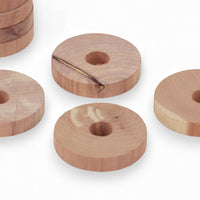 REDECKER(レデッカー)は、1935年にドイツ・フェルスマルトで創業された、天然素材を使用した高品質な生活道具を展開する老舗ブランドです。創業者フリーデル・レデッカー氏が視力を失ったことをきっかけに、手作業でブラシ製造を始めたことからスタートし、そのクラフトマンシップと品質へのこだわりは3世代にわたり継承されています。製品には天然木や植物繊維、動物毛などの自然素材が用いられ、環境に配慮したプラスチックフリーな暮らしを実現します。ナチュラルクリーニングやサステナブルなライフスタイルを志向する人々に人気があり、ドイツ製の確かな品質と伝統工芸品としての信頼性も評価されています。北欧風やミニマルな空間に調和する、美しく機能的なデザインも大きな魅力。REDECKERは、「クラフト」「デザイン」「品質」を大切にした、持続可能で丁寧な暮らしを支えるエコブランドとして、世界中で愛され続けています。