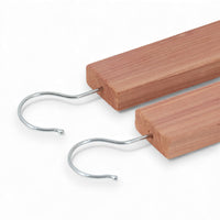 REDECKER(レデッカー)は、1935年にドイツ・フェルスマルトで創業された、天然素材を使用した高品質な生活道具を展開する老舗ブランドです。創業者フリーデル・レデッカー氏が視力を失ったことをきっかけに、手作業でブラシ製造を始めたことからスタートし、そのクラフトマンシップと品質へのこだわりは3世代にわたり継承されています。製品には天然木や植物繊維、動物毛などの自然素材が用いられ、環境に配慮したプラスチックフリーな暮らしを実現します。ナチュラルクリーニングやサステナブルなライフスタイルを志向する人々に人気があり、ドイツ製の確かな品質と伝統工芸品としての信頼性も評価されています。北欧風やミニマルな空間に調和する、美しく機能的なデザインも大きな魅力。REDECKERは、「クラフト」「デザイン」「品質」を大切にした、持続可能で丁寧な暮らしを支えるエコブランドとして、世界中で愛され続けています。