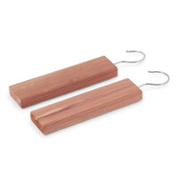 REDECKER(レデッカー)は、1935年にドイツ・フェルスマルトで創業された、天然素材を使用した高品質な生活道具を展開する老舗ブランドです。創業者フリーデル・レデッカー氏が視力を失ったことをきっかけに、手作業でブラシ製造を始めたことからスタートし、そのクラフトマンシップと品質へのこだわりは3世代にわたり継承されています。製品には天然木や植物繊維、動物毛などの自然素材が用いられ、環境に配慮したプラスチックフリーな暮らしを実現します。ナチュラルクリーニングやサステナブルなライフスタイルを志向する人々に人気があり、ドイツ製の確かな品質と伝統工芸品としての信頼性も評価されています。北欧風やミニマルな空間に調和する、美しく機能的なデザインも大きな魅力。REDECKERは、「クラフト」「デザイン」「品質」を大切にした、持続可能で丁寧な暮らしを支えるエコブランドとして、世界中で愛され続けています。