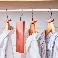 REDECKER(レデッカー)は、1935年にドイツ・フェルスマルトで創業された、天然素材を使用した高品質な生活道具を展開する老舗ブランドです。創業者フリーデル・レデッカー氏が視力を失ったことをきっかけに、手作業でブラシ製造を始めたことからスタートし、そのクラフトマンシップと品質へのこだわりは3世代にわたり継承されています。製品には天然木や植物繊維、動物毛などの自然素材が用いられ、環境に配慮したプラスチックフリーな暮らしを実現します。ナチュラルクリーニングやサステナブルなライフスタイルを志向する人々に人気があり、ドイツ製の確かな品質と伝統工芸品としての信頼性も評価されています。北欧風やミニマルな空間に調和する、美しく機能的なデザインも大きな魅力。REDECKERは、「クラフト」「デザイン」「品質」を大切にした、持続可能で丁寧な暮らしを支えるエコブランドとして、世界中で愛され続けています。