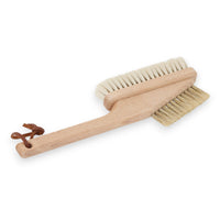 REDECKER(レデッカー)は、1935年にドイツ・フェルスマルトで創業された、天然素材を使用した高品質な生活道具を展開する老舗ブランドです。創業者フリーデル・レデッカー氏が視力を失ったことをきっかけに、手作業でブラシ製造を始めたことからスタートし、そのクラフトマンシップと品質へのこだわりは3世代にわたり継承されています。製品には天然木や植物繊維、動物毛などの自然素材が用いられ、環境に配慮したプラスチックフリーな暮らしを実現します。ナチュラルクリーニングやサステナブルなライフスタイルを志向する人々に人気があり、ドイツ製の確かな品質と伝統工芸品としての信頼性も評価されています。北欧風やミニマルな空間に調和する、美しく機能的なデザインも大きな魅力。REDECKERは、「クラフト」「デザイン」「品質」を大切にした、持続可能で丁寧な暮らしを支えるエコブランドとして、世界中で愛され続けています。