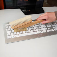 REDECKER(レデッカー)は、1935年にドイツ・フェルスマルトで創業された、天然素材を使用した高品質な生活道具を展開する老舗ブランドです。創業者フリーデル・レデッカー氏が視力を失ったことをきっかけに、手作業でブラシ製造を始めたことからスタートし、そのクラフトマンシップと品質へのこだわりは3世代にわたり継承されています。製品には天然木や植物繊維、動物毛などの自然素材が用いられ、環境に配慮したプラスチックフリーな暮らしを実現します。ナチュラルクリーニングやサステナブルなライフスタイルを志向する人々に人気があり、ドイツ製の確かな品質と伝統工芸品としての信頼性も評価されています。北欧風やミニマルな空間に調和する、美しく機能的なデザインも大きな魅力。REDECKERは、「クラフト」「デザイン」「品質」を大切にした、持続可能で丁寧な暮らしを支えるエコブランドとして、世界中で愛され続けています。