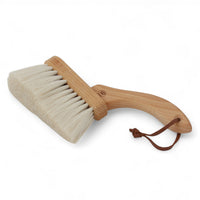 REDECKER(レデッカー)は、1935年にドイツ・フェルスマルトで創業された、天然素材を使用した高品質な生活道具を展開する老舗ブランドです。創業者フリーデル・レデッカー氏が視力を失ったことをきっかけに、手作業でブラシ製造を始めたことからスタートし、そのクラフトマンシップと品質へのこだわりは3世代にわたり継承されています。製品には天然木や植物繊維、動物毛などの自然素材が用いられ、環境に配慮したプラスチックフリーな暮らしを実現します。ナチュラルクリーニングやサステナブルなライフスタイルを志向する人々に人気があり、ドイツ製の確かな品質と伝統工芸品としての信頼性も評価されています。北欧風やミニマルな空間に調和する、美しく機能的なデザインも大きな魅力。REDECKERは、「クラフト」「デザイン」「品質」を大切にした、持続可能で丁寧な暮らしを支えるエコブランドとして、世界中で愛され続けています。