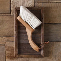 REDECKER(レデッカー)は、1935年にドイツ・フェルスマルトで創業された、天然素材を使用した高品質な生活道具を展開する老舗ブランドです。創業者フリーデル・レデッカー氏が視力を失ったことをきっかけに、手作業でブラシ製造を始めたことからスタートし、そのクラフトマンシップと品質へのこだわりは3世代にわたり継承されています。製品には天然木や植物繊維、動物毛などの自然素材が用いられ、環境に配慮したプラスチックフリーな暮らしを実現します。ナチュラルクリーニングやサステナブルなライフスタイルを志向する人々に人気があり、ドイツ製の確かな品質と伝統工芸品としての信頼性も評価されています。北欧風やミニマルな空間に調和する、美しく機能的なデザインも大きな魅力。REDECKERは、「クラフト」「デザイン」「品質」を大切にした、持続可能で丁寧な暮らしを支えるエコブランドとして、世界中で愛され続けています。