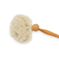 REDECKER(レデッカー)は、1935年にドイツ・フェルスマルトで創業された、天然素材を使用した高品質な生活道具を展開する老舗ブランドです。創業者フリーデル・レデッカー氏が視力を失ったことをきっかけに、手作業でブラシ製造を始めたことからスタートし、そのクラフトマンシップと品質へのこだわりは3世代にわたり継承されています。製品には天然木や植物繊維、動物毛などの自然素材が用いられ、環境に配慮したプラスチックフリーな暮らしを実現します。ナチュラルクリーニングやサステナブルなライフスタイルを志向する人々に人気があり、ドイツ製の確かな品質と伝統工芸品としての信頼性も評価されています。北欧風やミニマルな空間に調和する、美しく機能的なデザインも大きな魅力。REDECKERは、「クラフト」「デザイン」「品質」を大切にした、持続可能で丁寧な暮らしを支えるエコブランドとして、世界中で愛され続けています。