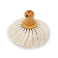 REDECKER(レデッカー)は、1935年にドイツ・フェルスマルトで創業された、天然素材を使用した高品質な生活道具を展開する老舗ブランドです。創業者フリーデル・レデッカー氏が視力を失ったことをきっかけに、手作業でブラシ製造を始めたことからスタートし、そのクラフトマンシップと品質へのこだわりは3世代にわたり継承されています。製品には天然木や植物繊維、動物毛などの自然素材が用いられ、環境に配慮したプラスチックフリーな暮らしを実現します。ナチュラルクリーニングやサステナブルなライフスタイルを志向する人々に人気があり、ドイツ製の確かな品質と伝統工芸品としての信頼性も評価されています。北欧風やミニマルな空間に調和する、美しく機能的なデザインも大きな魅力。REDECKERは、「クラフト」「デザイン」「品質」を大切にした、持続可能で丁寧な暮らしを支えるエコブランドとして、世界中で愛され続けています。