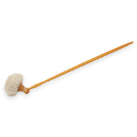 REDECKER(レデッカー)は、1935年にドイツ・フェルスマルトで創業された、天然素材を使用した高品質な生活道具を展開する老舗ブランドです。創業者フリーデル・レデッカー氏が視力を失ったことをきっかけに、手作業でブラシ製造を始めたことからスタートし、そのクラフトマンシップと品質へのこだわりは3世代にわたり継承されています。製品には天然木や植物繊維、動物毛などの自然素材が用いられ、環境に配慮したプラスチックフリーな暮らしを実現します。ナチュラルクリーニングやサステナブルなライフスタイルを志向する人々に人気があり、ドイツ製の確かな品質と伝統工芸品としての信頼性も評価されています。北欧風やミニマルな空間に調和する、美しく機能的なデザインも大きな魅力。REDECKERは、「クラフト」「デザイン」「品質」を大切にした、持続可能で丁寧な暮らしを支えるエコブランドとして、世界中で愛され続けています。