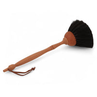 REDECKER(レデッカー)は、1935年にドイツ・フェルスマルトで創業された、天然素材を使用した高品質な生活道具を展開する老舗ブランドです。創業者フリーデル・レデッカー氏が視力を失ったことをきっかけに、手作業でブラシ製造を始めたことからスタートし、そのクラフトマンシップと品質へのこだわりは3世代にわたり継承されています。製品には天然木や植物繊維、動物毛などの自然素材が用いられ、環境に配慮したプラスチックフリーな暮らしを実現します。ナチュラルクリーニングやサステナブルなライフスタイルを志向する人々に人気があり、ドイツ製の確かな品質と伝統工芸品としての信頼性も評価されています。北欧風やミニマルな空間に調和する、美しく機能的なデザインも大きな魅力。REDECKERは、「クラフト」「デザイン」「品質」を大切にした、持続可能で丁寧な暮らしを支えるエコブランドとして、世界中で愛され続けています。