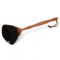 REDECKER(レデッカー)は、1935年にドイツ・フェルスマルトで創業された、天然素材を使用した高品質な生活道具を展開する老舗ブランドです。創業者フリーデル・レデッカー氏が視力を失ったことをきっかけに、手作業でブラシ製造を始めたことからスタートし、そのクラフトマンシップと品質へのこだわりは3世代にわたり継承されています。製品には天然木や植物繊維、動物毛などの自然素材が用いられ、環境に配慮したプラスチックフリーな暮らしを実現します。ナチュラルクリーニングやサステナブルなライフスタイルを志向する人々に人気があり、ドイツ製の確かな品質と伝統工芸品としての信頼性も評価されています。北欧風やミニマルな空間に調和する、美しく機能的なデザインも大きな魅力。REDECKERは、「クラフト」「デザイン」「品質」を大切にした、持続可能で丁寧な暮らしを支えるエコブランドとして、世界中で愛され続けています。