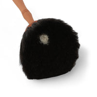 REDECKER(レデッカー)は、1935年にドイツ・フェルスマルトで創業された、天然素材を使用した高品質な生活道具を展開する老舗ブランドです。創業者フリーデル・レデッカー氏が視力を失ったことをきっかけに、手作業でブラシ製造を始めたことからスタートし、そのクラフトマンシップと品質へのこだわりは3世代にわたり継承されています。製品には天然木や植物繊維、動物毛などの自然素材が用いられ、環境に配慮したプラスチックフリーな暮らしを実現します。ナチュラルクリーニングやサステナブルなライフスタイルを志向する人々に人気があり、ドイツ製の確かな品質と伝統工芸品としての信頼性も評価されています。北欧風やミニマルな空間に調和する、美しく機能的なデザインも大きな魅力。REDECKERは、「クラフト」「デザイン」「品質」を大切にした、持続可能で丁寧な暮らしを支えるエコブランドとして、世界中で愛され続けています。