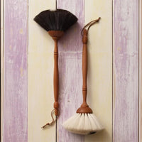 REDECKER(レデッカー)は、1935年にドイツ・フェルスマルトで創業された、天然素材を使用した高品質な生活道具を展開する老舗ブランドです。創業者フリーデル・レデッカー氏が視力を失ったことをきっかけに、手作業でブラシ製造を始めたことからスタートし、そのクラフトマンシップと品質へのこだわりは3世代にわたり継承されています。製品には天然木や植物繊維、動物毛などの自然素材が用いられ、環境に配慮したプラスチックフリーな暮らしを実現します。ナチュラルクリーニングやサステナブルなライフスタイルを志向する人々に人気があり、ドイツ製の確かな品質と伝統工芸品としての信頼性も評価されています。北欧風やミニマルな空間に調和する、美しく機能的なデザインも大きな魅力。REDECKERは、「クラフト」「デザイン」「品質」を大切にした、持続可能で丁寧な暮らしを支えるエコブランドとして、世界中で愛され続けています。