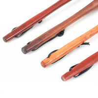 REDECKER(レデッカー)は、1935年にドイツ・フェルスマルトで創業された、天然素材を使用した高品質な生活道具を展開する老舗ブランドです。創業者フリーデル・レデッカー氏が視力を失ったことをきっかけに、手作業でブラシ製造を始めたことからスタートし、そのクラフトマンシップと品質へのこだわりは3世代にわたり継承されています。製品には天然木や植物繊維、動物毛などの自然素材が用いられ、環境に配慮したプラスチックフリーな暮らしを実現します。ナチュラルクリーニングやサステナブルなライフスタイルを志向する人々に人気があり、ドイツ製の確かな品質と伝統工芸品としての信頼性も評価されています。北欧風やミニマルな空間に調和する、美しく機能的なデザインも大きな魅力。REDECKERは、「クラフト」「デザイン」「品質」を大切にした、持続可能で丁寧な暮らしを支えるエコブランドとして、世界中で愛され続けています。