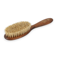 REDECKER(レデッカー)は、1935年にドイツ・フェルスマルトで創業された、天然素材を使用した高品質な生活道具を展開する老舗ブランドです。創業者フリーデル・レデッカー氏が視力を失ったことをきっかけに、手作業でブラシ製造を始めたことからスタートし、そのクラフトマンシップと品質へのこだわりは3世代にわたり継承されています。製品には天然木や植物繊維、動物毛などの自然素材が用いられ、環境に配慮したプラスチックフリーな暮らしを実現します。ナチュラルクリーニングやサステナブルなライフスタイルを志向する人々に人気があり、ドイツ製の確かな品質と伝統工芸品としての信頼性も評価されています。北欧風やミニマルな空間に調和する、美しく機能的なデザインも大きな魅力。REDECKERは、「クラフト」「デザイン」「品質」を大切にした、持続可能で丁寧な暮らしを支えるエコブランドとして、世界中で愛され続けています。