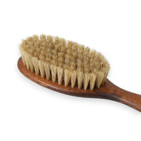 REDECKER(レデッカー)は、1935年にドイツ・フェルスマルトで創業された、天然素材を使用した高品質な生活道具を展開する老舗ブランドです。創業者フリーデル・レデッカー氏が視力を失ったことをきっかけに、手作業でブラシ製造を始めたことからスタートし、そのクラフトマンシップと品質へのこだわりは3世代にわたり継承されています。製品には天然木や植物繊維、動物毛などの自然素材が用いられ、環境に配慮したプラスチックフリーな暮らしを実現します。ナチュラルクリーニングやサステナブルなライフスタイルを志向する人々に人気があり、ドイツ製の確かな品質と伝統工芸品としての信頼性も評価されています。北欧風やミニマルな空間に調和する、美しく機能的なデザインも大きな魅力。REDECKERは、「クラフト」「デザイン」「品質」を大切にした、持続可能で丁寧な暮らしを支えるエコブランドとして、世界中で愛され続けています。