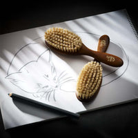 REDECKER(レデッカー)は、1935年にドイツ・フェルスマルトで創業された、天然素材を使用した高品質な生活道具を展開する老舗ブランドです。創業者フリーデル・レデッカー氏が視力を失ったことをきっかけに、手作業でブラシ製造を始めたことからスタートし、そのクラフトマンシップと品質へのこだわりは3世代にわたり継承されています。製品には天然木や植物繊維、動物毛などの自然素材が用いられ、環境に配慮したプラスチックフリーな暮らしを実現します。ナチュラルクリーニングやサステナブルなライフスタイルを志向する人々に人気があり、ドイツ製の確かな品質と伝統工芸品としての信頼性も評価されています。北欧風やミニマルな空間に調和する、美しく機能的なデザインも大きな魅力。REDECKERは、「クラフト」「デザイン」「品質」を大切にした、持続可能で丁寧な暮らしを支えるエコブランドとして、世界中で愛され続けています。