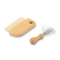 REDECKER(レデッカー)は、1935年にドイツ・フェルスマルトで創業された、天然素材を使用した高品質な生活道具を展開する老舗ブランドです。創業者フリーデル・レデッカー氏が視力を失ったことをきっかけに、手作業でブラシ製造を始めたことからスタートし、そのクラフトマンシップと品質へのこだわりは3世代にわたり継承されています。製品には天然木や植物繊維、動物毛などの自然素材が用いられ、環境に配慮したプラスチックフリーな暮らしを実現します。ナチュラルクリーニングやサステナブルなライフスタイルを志向する人々に人気があり、ドイツ製の確かな品質と伝統工芸品としての信頼性も評価されています。北欧風やミニマルな空間に調和する、美しく機能的なデザインも大きな魅力。REDECKERは、「クラフト」「デザイン」「品質」を大切にした、持続可能で丁寧な暮らしを支えるエコブランドとして、世界中で愛され続けています。