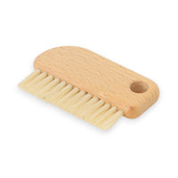 REDECKER(レデッカー)は、1935年にドイツ・フェルスマルトで創業された、天然素材を使用した高品質な生活道具を展開する老舗ブランドです。創業者フリーデル・レデッカー氏が視力を失ったことをきっかけに、手作業でブラシ製造を始めたことからスタートし、そのクラフトマンシップと品質へのこだわりは3世代にわたり継承されています。製品には天然木や植物繊維、動物毛などの自然素材が用いられ、環境に配慮したプラスチックフリーな暮らしを実現します。ナチュラルクリーニングやサステナブルなライフスタイルを志向する人々に人気があり、ドイツ製の確かな品質と伝統工芸品としての信頼性も評価されています。北欧風やミニマルな空間に調和する、美しく機能的なデザインも大きな魅力。REDECKERは、「クラフト」「デザイン」「品質」を大切にした、持続可能で丁寧な暮らしを支えるエコブランドとして、世界中で愛され続けています。