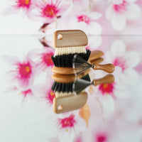 REDECKER(レデッカー)は、1935年にドイツ・フェルスマルトで創業された、天然素材を使用した高品質な生活道具を展開する老舗ブランドです。創業者フリーデル・レデッカー氏が視力を失ったことをきっかけに、手作業でブラシ製造を始めたことからスタートし、そのクラフトマンシップと品質へのこだわりは3世代にわたり継承されています。製品には天然木や植物繊維、動物毛などの自然素材が用いられ、環境に配慮したプラスチックフリーな暮らしを実現します。ナチュラルクリーニングやサステナブルなライフスタイルを志向する人々に人気があり、ドイツ製の確かな品質と伝統工芸品としての信頼性も評価されています。北欧風やミニマルな空間に調和する、美しく機能的なデザインも大きな魅力。REDECKERは、「クラフト」「デザイン」「品質」を大切にした、持続可能で丁寧な暮らしを支えるエコブランドとして、世界中で愛され続けています。