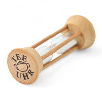 REDECKER(レデッカー)は、1935年にドイツ・フェルスマルトで創業された、天然素材を使用した高品質な生活道具を展開する老舗ブランドです。創業者フリーデル・レデッカー氏が視力を失ったことをきっかけに、手作業でブラシ製造を始めたことからスタートし、そのクラフトマンシップと品質へのこだわりは3世代にわたり継承されています。製品には天然木や植物繊維、動物毛などの自然素材が用いられ、環境に配慮したプラスチックフリーな暮らしを実現します。ナチュラルクリーニングやサステナブルなライフスタイルを志向する人々に人気があり、ドイツ製の確かな品質と伝統工芸品としての信頼性も評価されています。北欧風やミニマルな空間に調和する、美しく機能的なデザインも大きな魅力。REDECKERは、「クラフト」「デザイン」「品質」を大切にした、持続可能で丁寧な暮らしを支えるエコブランドとして、世界中で愛され続けています。