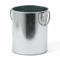 REDECKER(レデッカー)は、1935年にドイツ・フェルスマルトで創業された、天然素材を使用した高品質な生活道具を展開する老舗ブランドです。創業者フリーデル・レデッカー氏が視力を失ったことをきっかけに、手作業でブラシ製造を始めたことからスタートし、そのクラフトマンシップと品質へのこだわりは3世代にわたり継承されています。製品には天然木や植物繊維、動物毛などの自然素材が用いられ、環境に配慮したプラスチックフリーな暮らしを実現します。ナチュラルクリーニングやサステナブルなライフスタイルを志向する人々に人気があり、ドイツ製の確かな品質と伝統工芸品としての信頼性も評価されています。北欧風やミニマルな空間に調和する、美しく機能的なデザインも大きな魅力。REDECKERは、「クラフト」「デザイン」「品質」を大切にした、持続可能で丁寧な暮らしを支えるエコブランドとして、世界中で愛され続けています。