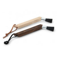 REDECKER(レデッカー)は、1935年にドイツ・フェルスマルトで創業された、天然素材を使用した高品質な生活道具を展開する老舗ブランドです。創業者フリーデル・レデッカー氏が視力を失ったことをきっかけに、手作業でブラシ製造を始めたことからスタートし、そのクラフトマンシップと品質へのこだわりは3世代にわたり継承されています。製品には天然木や植物繊維、動物毛などの自然素材が用いられ、環境に配慮したプラスチックフリーな暮らしを実現します。ナチュラルクリーニングやサステナブルなライフスタイルを志向する人々に人気があり、ドイツ製の確かな品質と伝統工芸品としての信頼性も評価されています。北欧風やミニマルな空間に調和する、美しく機能的なデザインも大きな魅力。REDECKERは、「クラフト」「デザイン」「品質」を大切にした、持続可能で丁寧な暮らしを支えるエコブランドとして、世界中で愛され続けています。